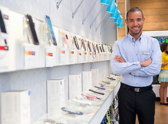 Hombre en Mobile Store