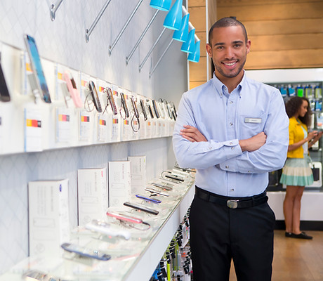 Hombre en Mobile Store