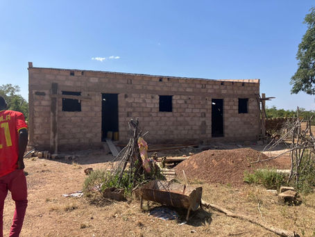 Het woonhuis op het erf in Banzon is bijna klaar.