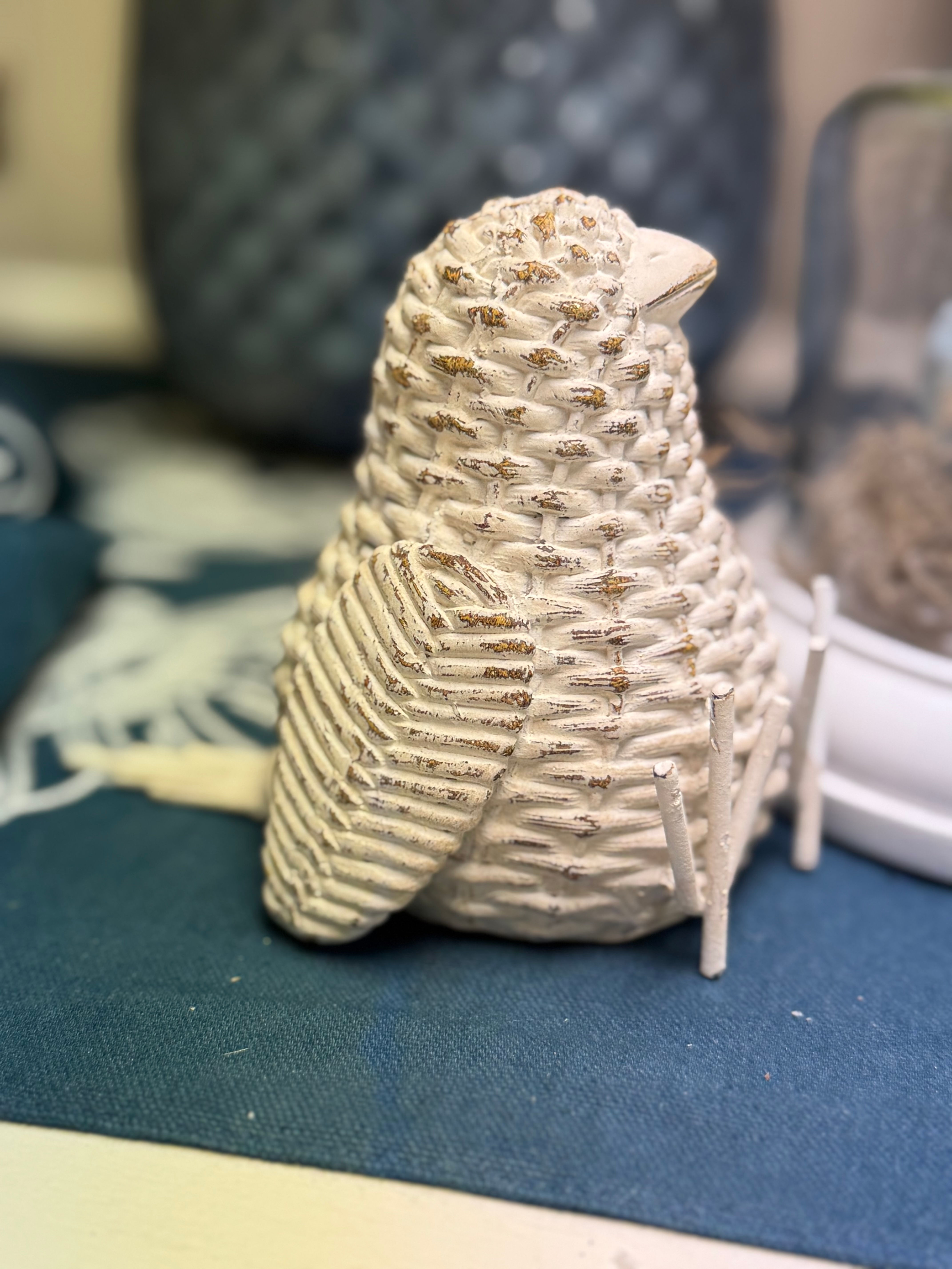 5" resin bird, sitting, wicker texture, distressed white finish, metal feet and tail