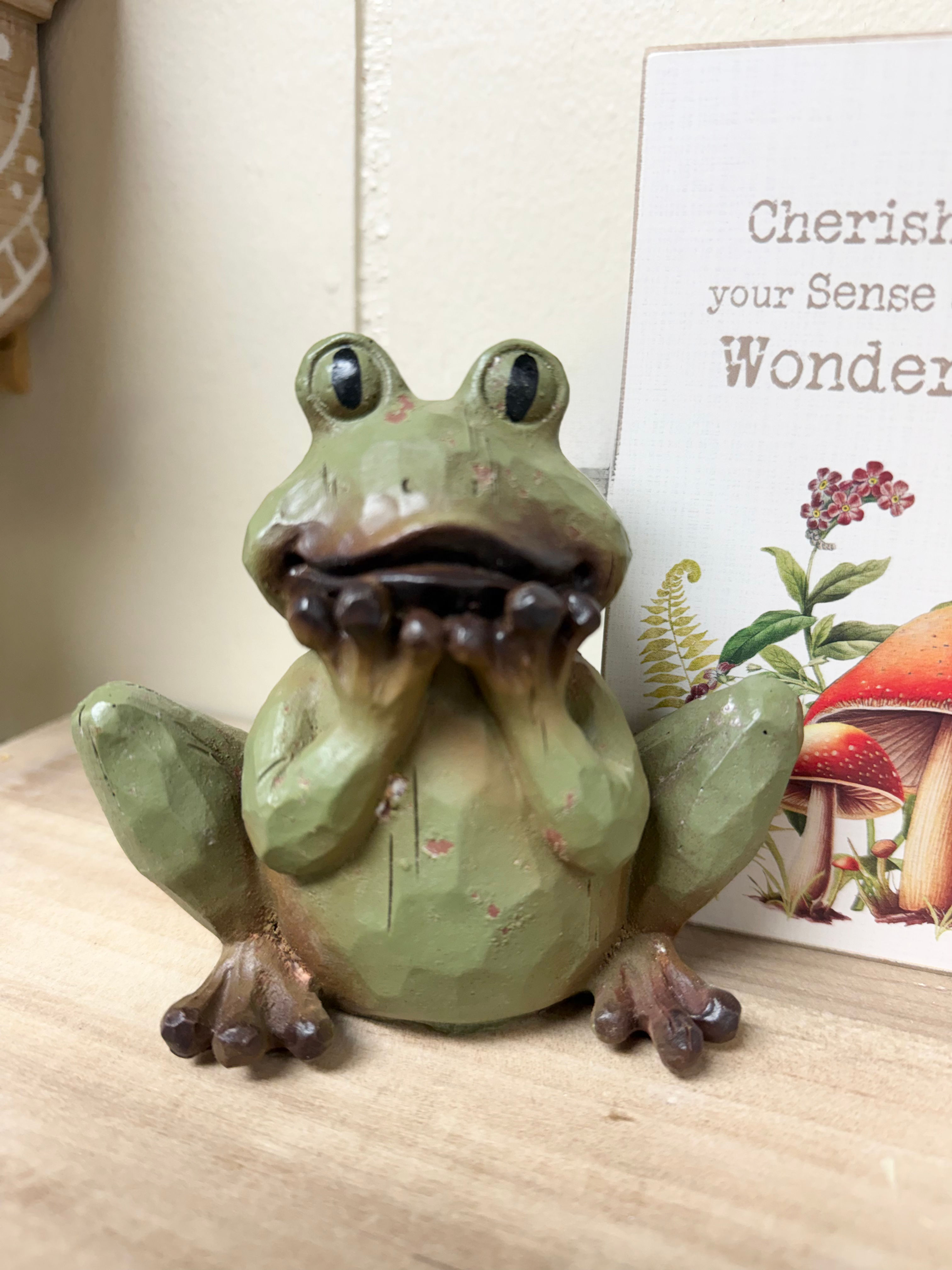 4" x 4.25" resin frog in rustic brown & green finish, sitting up with both hands on his chin, tabletop decor