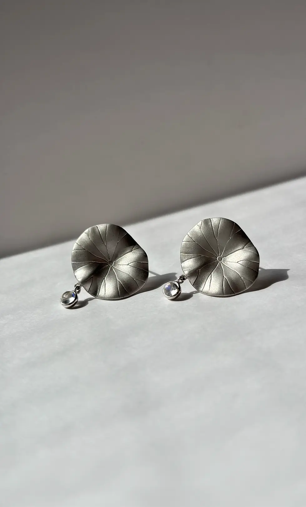 EP008_Lotus_earring_retouch_s.webp
