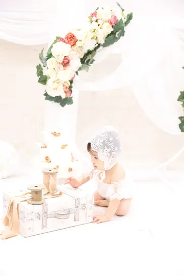 スタジオセットの中の幼児