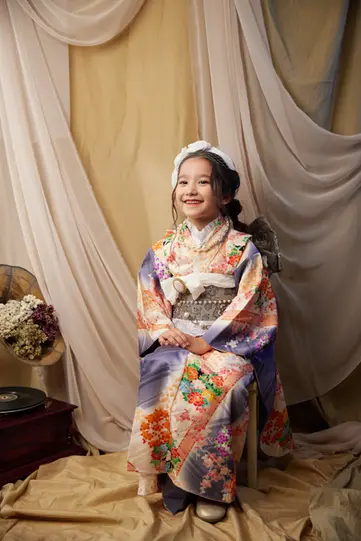 スタジオセットの中の少女