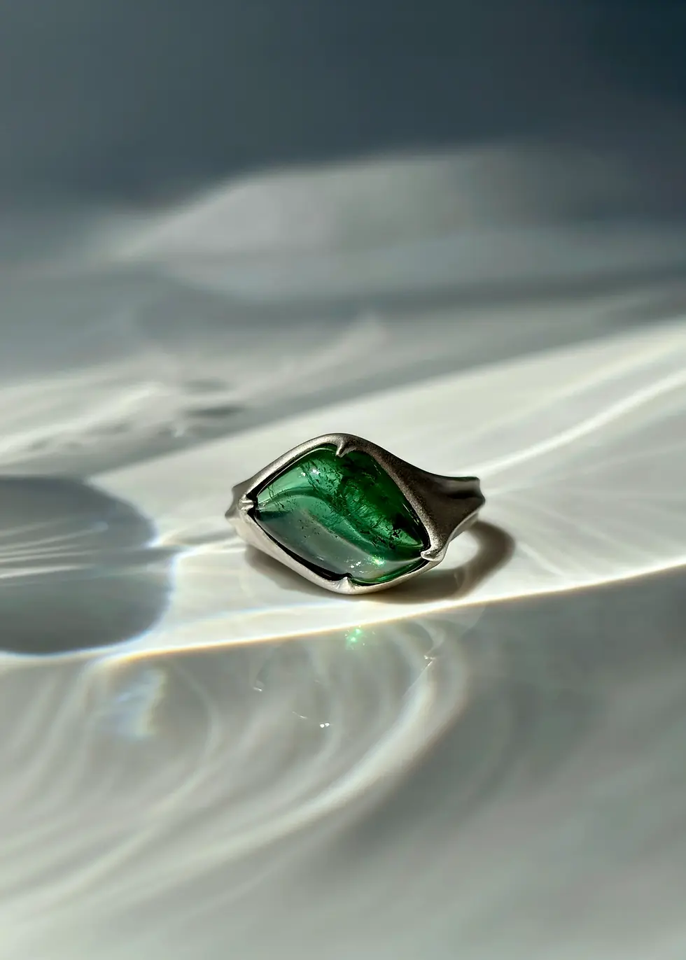 R015_greentourmalin_ring01_retouch_s.webp