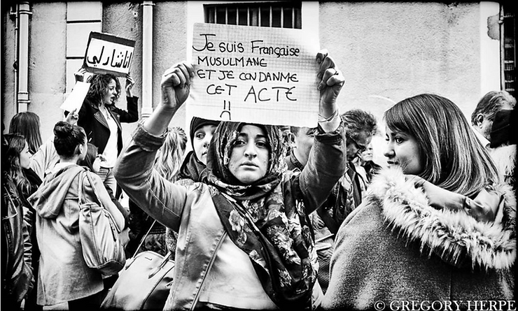 Muslim woman against islamist terrorism in the French streets after the attacks on Charlie Hebdo in Paris, by Gregory Herpe