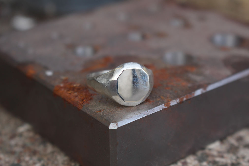 Thumbnail: Faceted Signet Ring