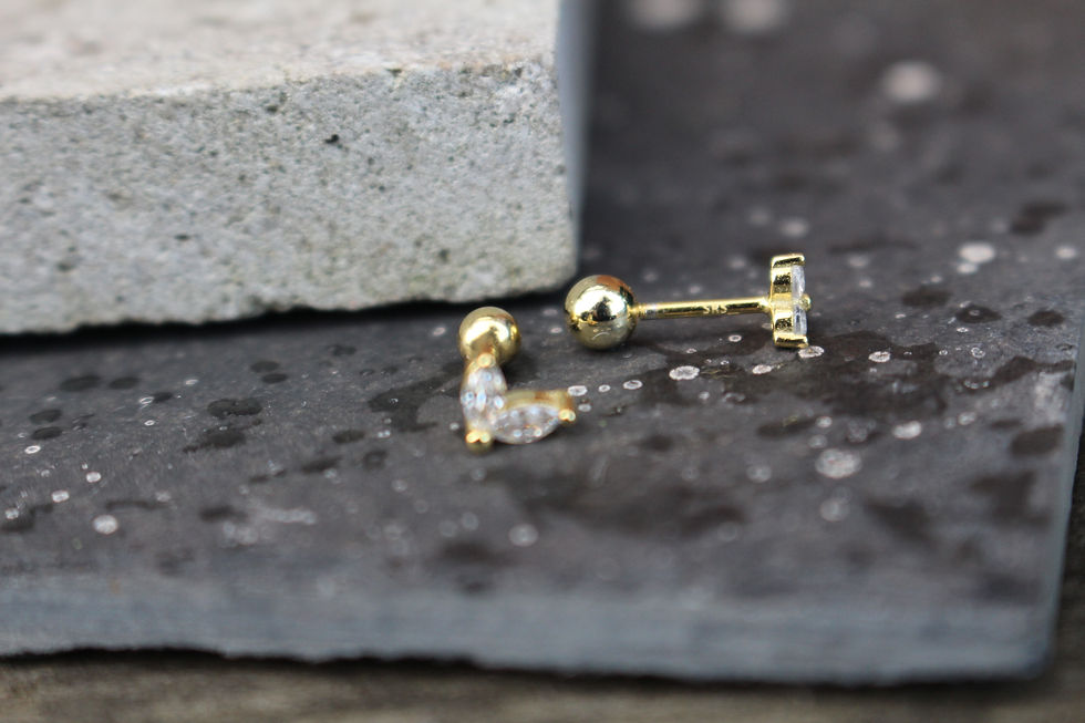 Thumbnail: Gold Stone Set Leaves Cartilage Earring