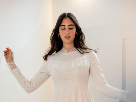 כלה יורדת במדרגות עם שמלת תחרה מרשימה