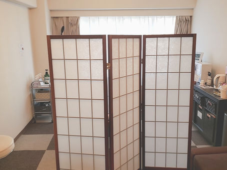 8階の部屋にパーテーション用意しました