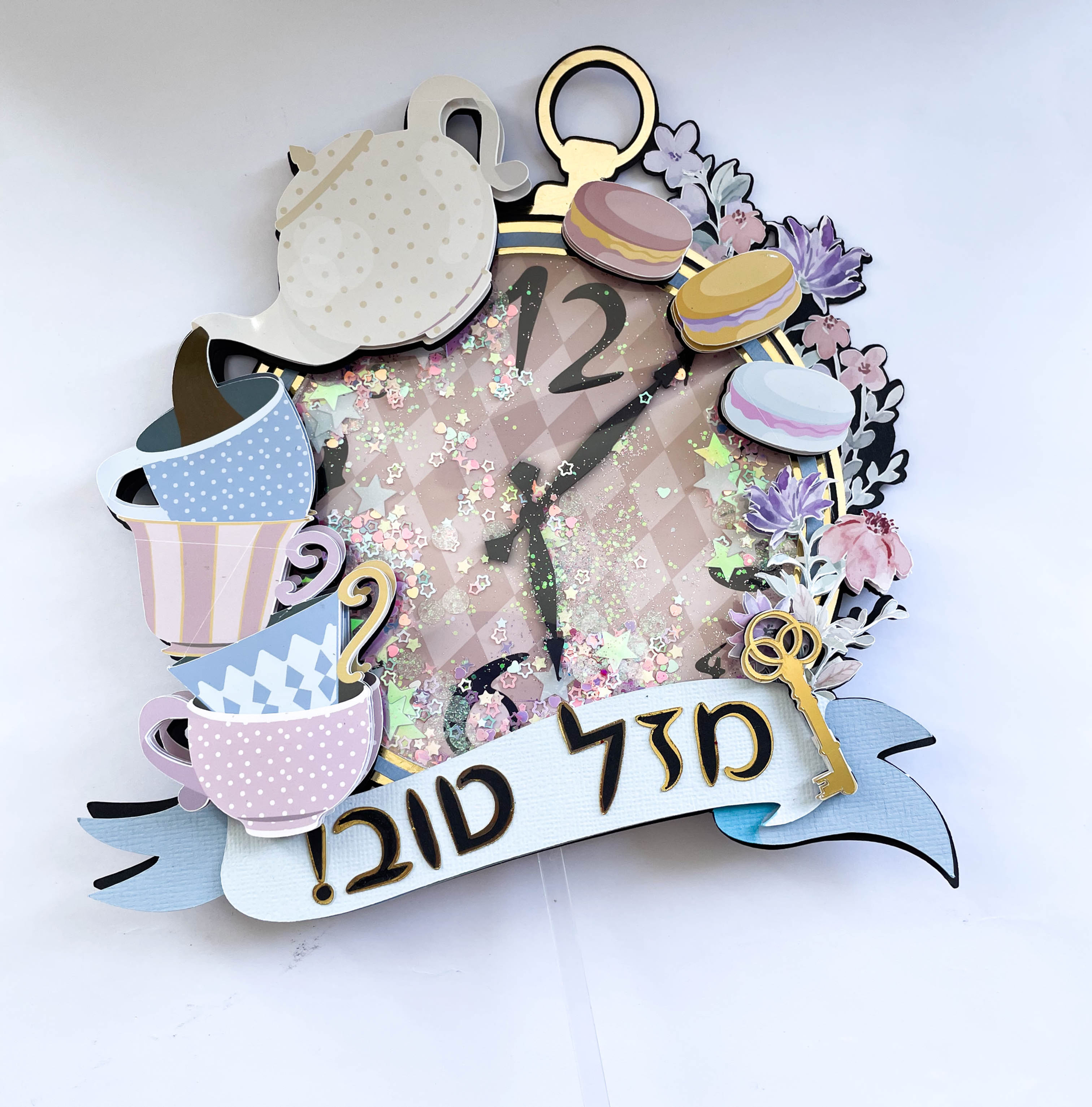 טופר שייקר לעוגה עשוי עבודת יד ליום הולדת קונספט מסיבת התה