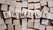 Buchstaben-Klötze mit der Aufschrift Familie
