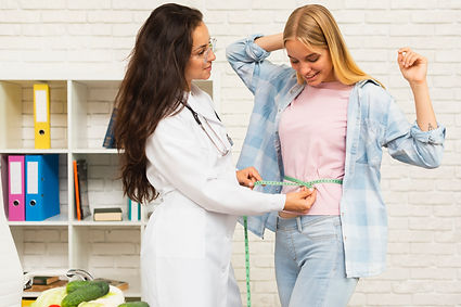 medium-shot-nutritionist-measuring-her-patient.jpg