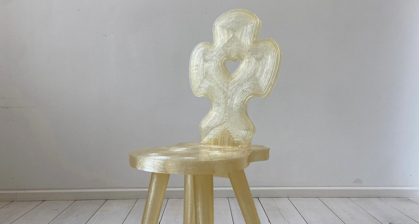Ein im 3D-Druck gefertigter Bauernstuhl, der traditionelles Handwerk mit moderner Technologie verbindet – sichtbare Druckrillen als Zeichen digitaler Ornamentik. Berlin von em ef studio
