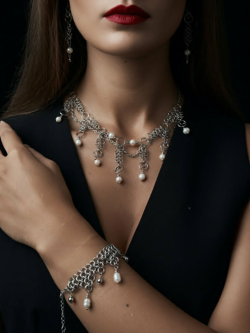 Kobieta nosząca naszyjnik i bransoletkę chainmail z pereł słodkowodnych.