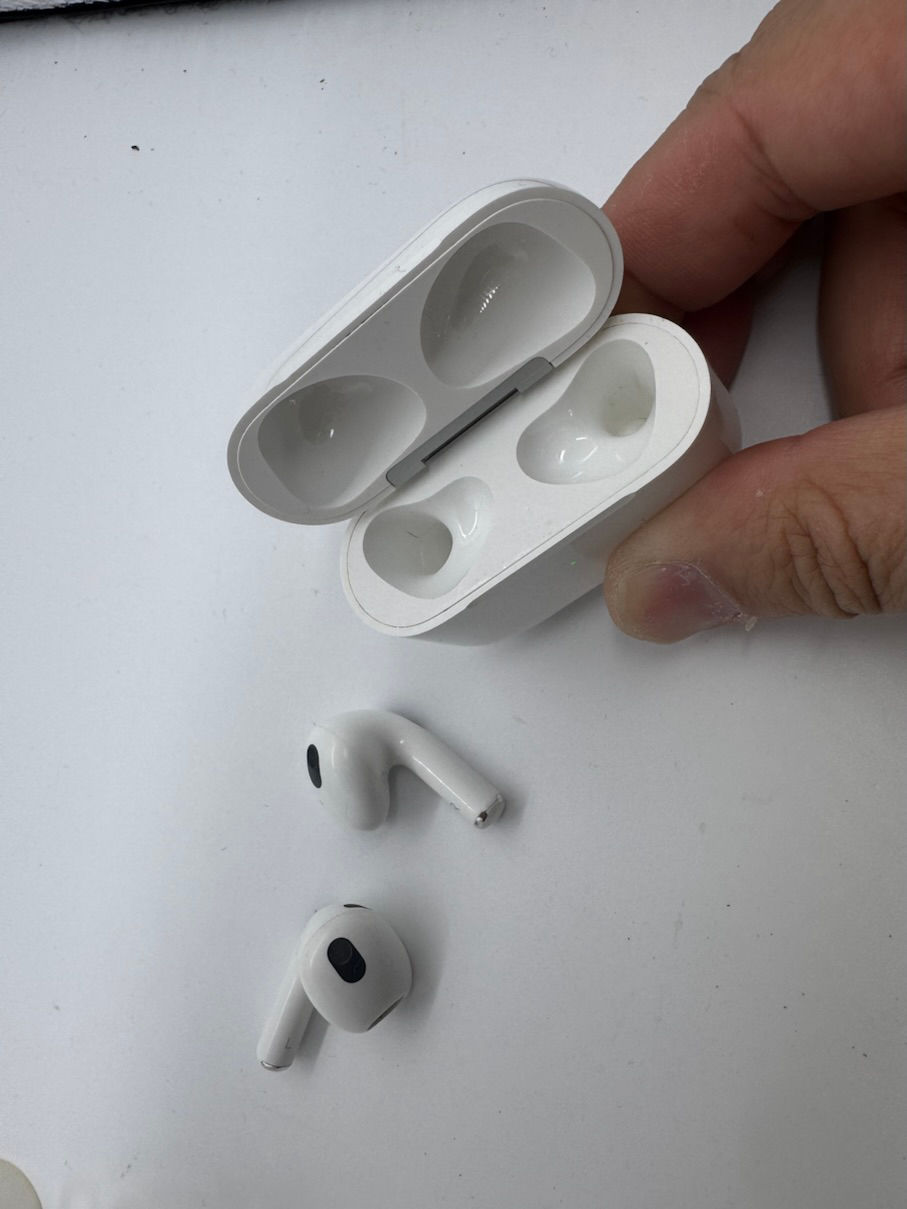 Thumbnail: Apple AirPods (3rd Generation) – MagSafe Wireless Charging Case (Lightning)  Gen