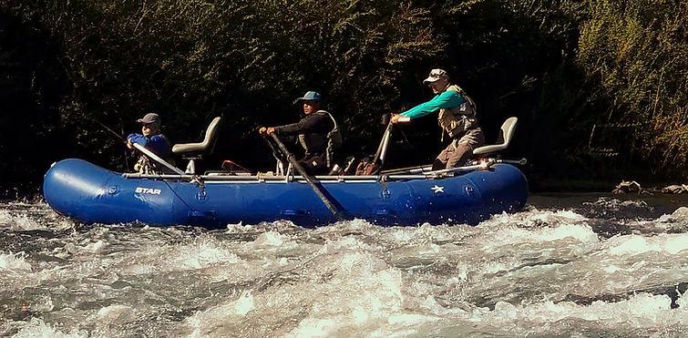 Experiencia guiada de Fly Fishing en balsa por un río de Pucón, Chile