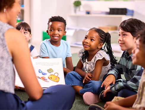 professora-ensinando-alunos-genios-educacional-ceap-brasil