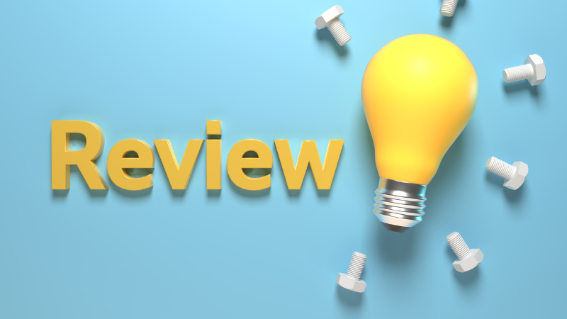 経営・管理ビザ改正に関する見直しを象徴する電球と「review」の文字