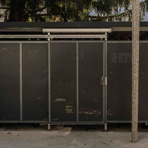 Feuerverzinkte Stahlprofil-Unterkonstruktion der Müllplatz-Einhausung für hohe Stabilität und Langlebigkeit.