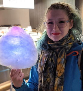 Photo d'une fille aux cheveux bleus (Camille) tenant une barbe à papa.