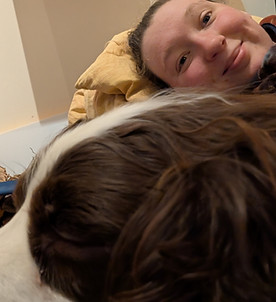 Photo d'une fille avec son chien (alice)