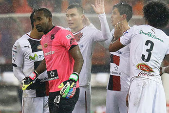Dexter falló en último minuto y la Liga dejó ir victoria