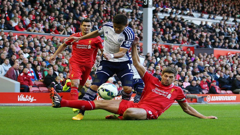 Cristian Gamboa y Steven Gerrard.jpg