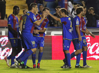 Levante gana, huye del descenso y va por Bryan Ruiz