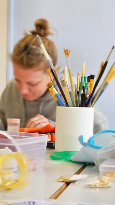 Atelier-bijou-en-porcelaine-recyclée.jpg