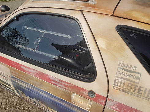 Porsche 928 Rothmans Detail mit gealterter Lackoberfläche und Wüstenstaub