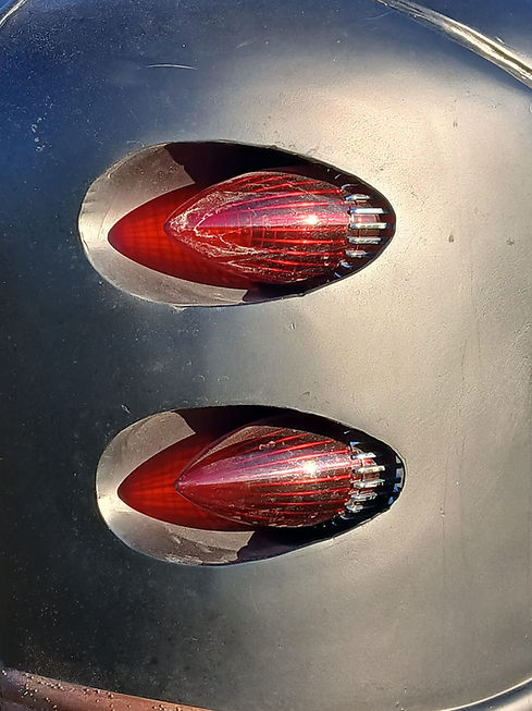 Cadillac Raketenrücklichter am Ford Sedan 1931 El Sepulturero Hot Rod