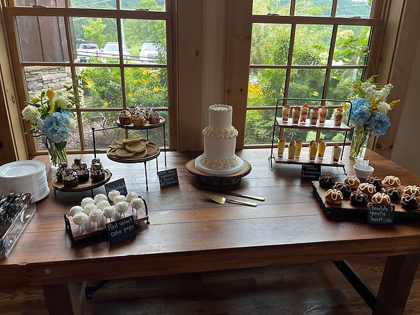 From an August wedding that offered a TON of sweet treat options this past year!