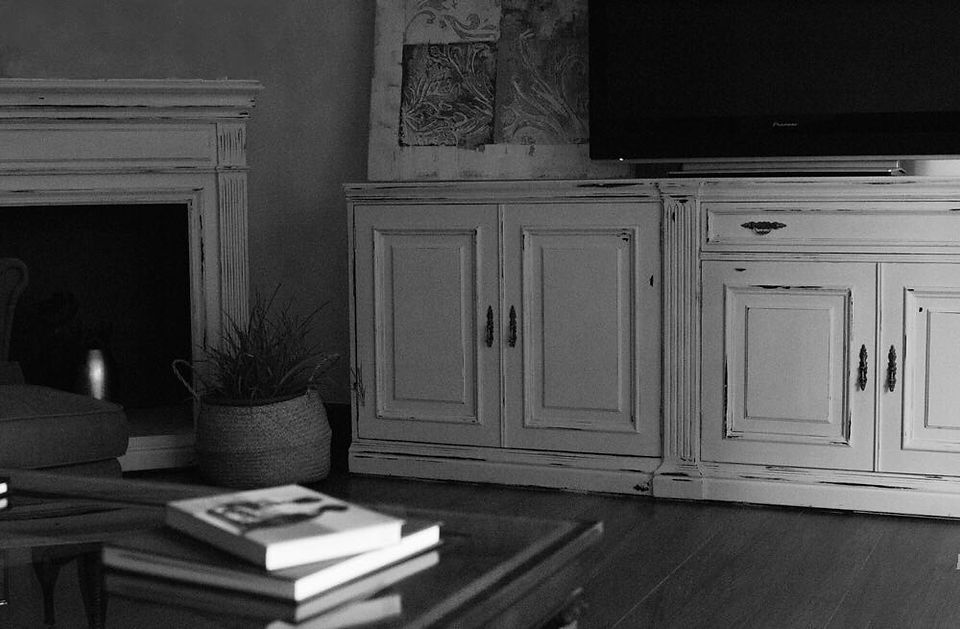 Muebles pintados en blanco original de Annie Sloan Paint con un desgastado suave.
Foto: Vanessa Lara 
@Nesslara