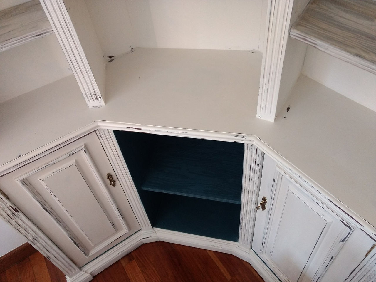 Para darle un poco más de juego se ha realizado un desgastado suave dejando ver el color original del mueble - TRATE Tienda Taller