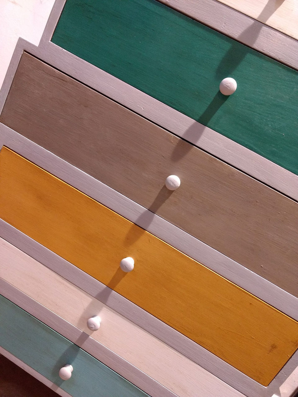 Acabados lisos que realizando una combinación de color con contraste nos da como resultado acabados modernos - Trate Tienda Taller - Chalk Paint Home Staging