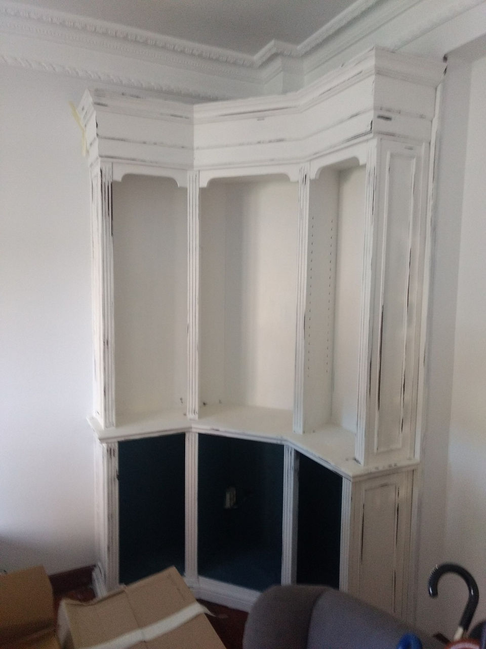 La segunda zona de la que os hemos hablado es la estantería. Una pieza con altura y con presencia dentro del espacio. Siguiendo con los mismos tonos del resto de los muebles pero con un punto diferente en las baldas, aplicando un veteado sutil con Coco y para darle un punto de madera lavada acabado con Wax White de Annie Sloan - TRATE Tienda Taller