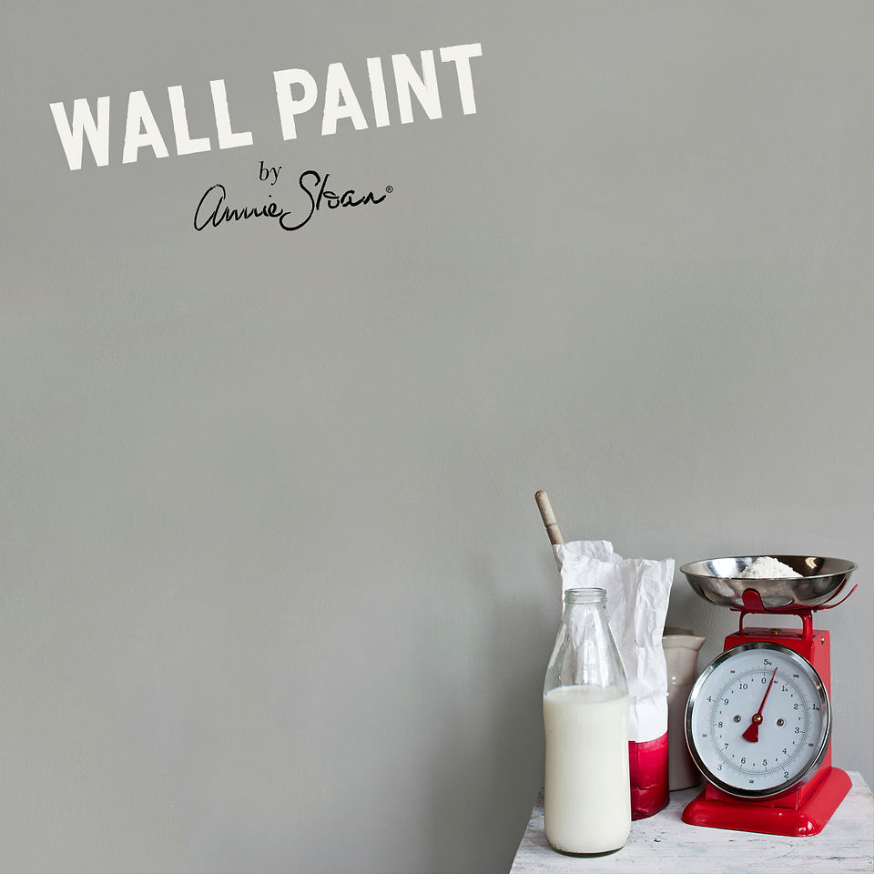 Paredes en colores neutros para resaltar así los elementos decorativos con mucho color y mezcla - Chalk Paint Annie Sloan - TRATE Tienda Taller