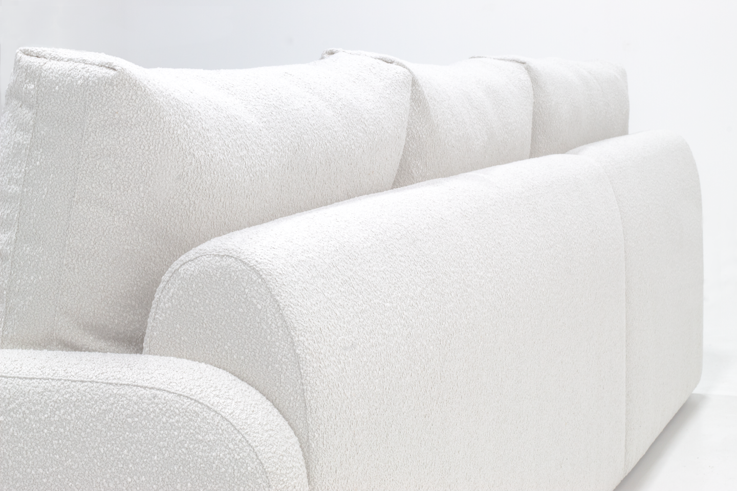 Nesta modulação o sofá Zen foi projetado para ser fixo e com menor profundidade.

Para atingir o resultado ergonômico desejado, além de reduzir o assento, tiramos 10cm da espessura do encosto, deixando-o mais fino.