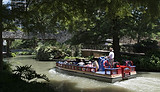tourists-793814_1280 san antonio.jpg