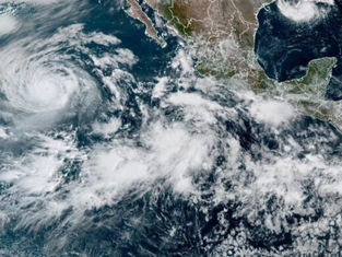 Karina se fortalece; ya es un devastador huracán de categoría 4
