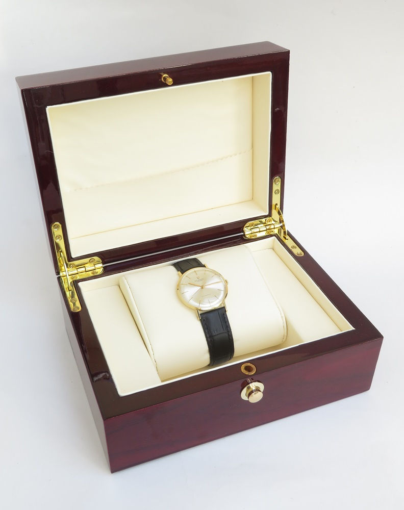 Thumbnail: Solid 18ct Gold Universal Geneve Microrotor Automatic c1961