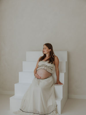 zwangerschap fotoshoot, zwangerschapsshoot, pregnancy shoot, editorial shoot, zwangerschap fotografie, fotoshoot voor zwangeren, daglicht studio in wijchen