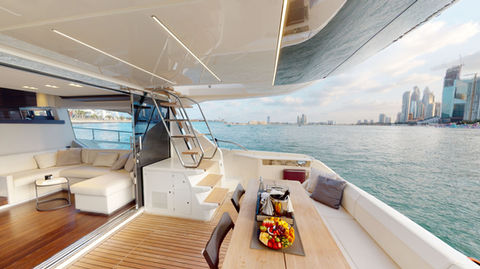 Le yacht Gold Tier de Ziyana, Aquila 670. Vue du pont principal.