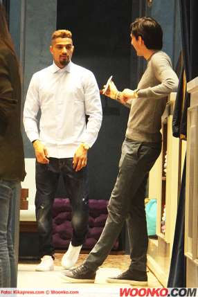 kevin-prince-boateng-sulley-muntari-shopping-2015-milano-2.jpg