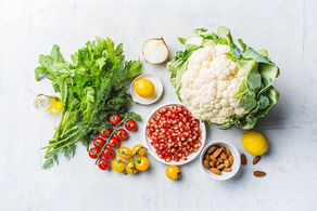 frutta e verdura cavolfiore, pomodori, melograno, mandorle, limoni, spinaci