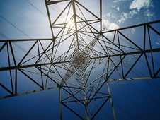 दिल्ली में एक व्यक्ति बिजली के खंभे पर चढ़ा, पीएम मोदी और सीएम आतिशी से बात करने की मांग