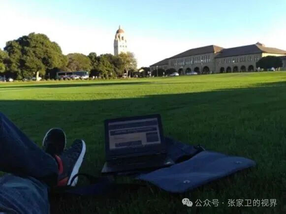 斯坦福大学的大草坪,”红帽子“是胡佛塔