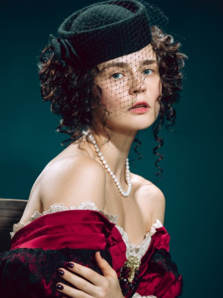 Mulher jovem como Anna Karenina isolada em azul escuro