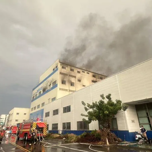 【新聞】台南安南科技廠火警驚傳有毒化學品 消防緊急撤離出動雲梯車搶救